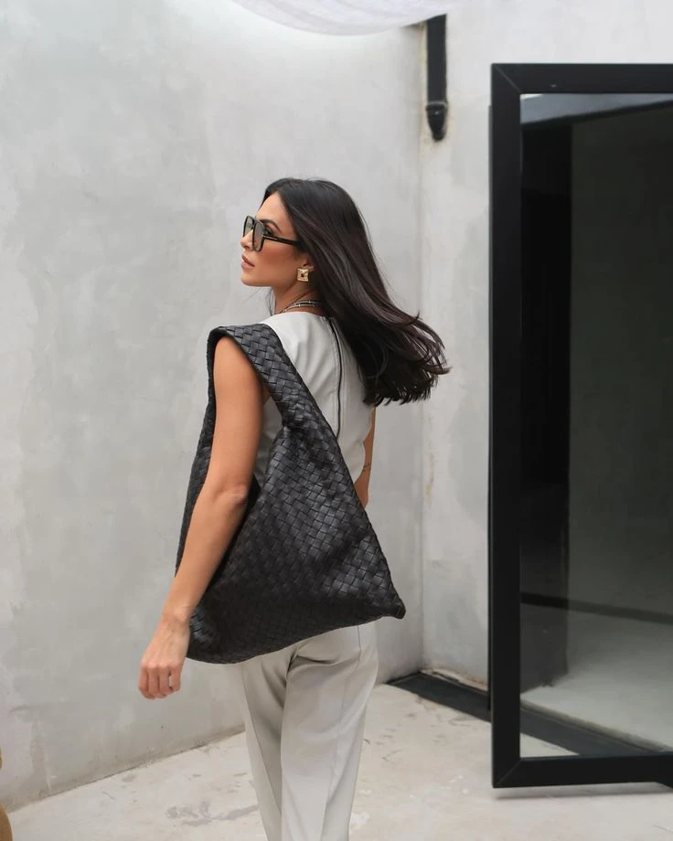 Bolso trenzado: de la pasarela al look urbano con el sello de Bottega Veneta