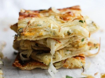 Torta salada de queso y cebolla: fácil, rápida y con ingredientes que ya tenés en casa