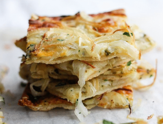 Torta salada de queso y cebolla: fácil, rápida y con ingredientes que ya tenés en casa