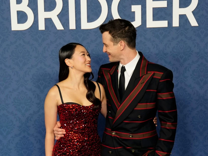 de Luke Thompson a Yerin Ha, los looks de los famosos en el baile de máscaras de Bridgerton