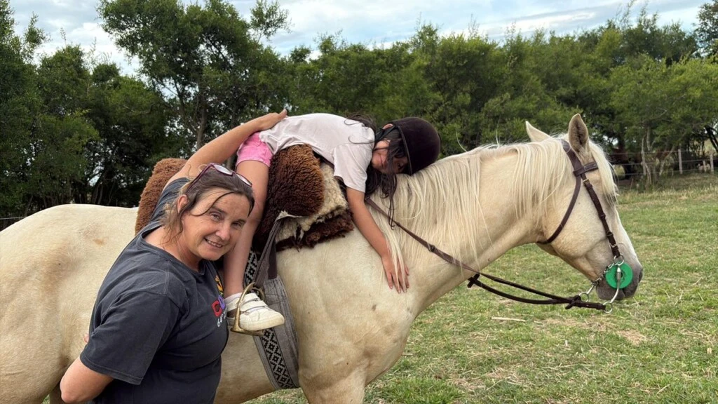 los caballos funcionan como facilitadores naturales: por su sensibilidad, coherencia y capacidad de registrar lo que el cuerpo humano emite, reflejan estados emocionales y promueven una conexión profunda con el presente.