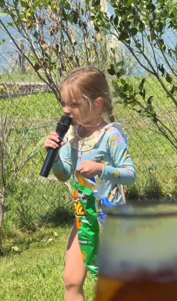 Con micrófono en mano, la niña de 4 años jugó a ser cantante y presentadora.