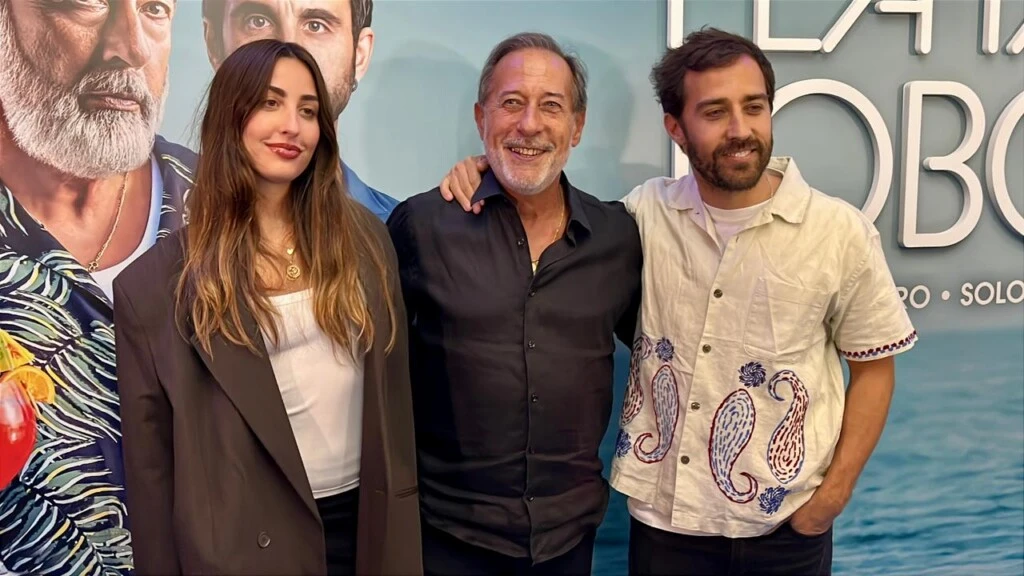 Guillermo Francella junto a sus hijos.