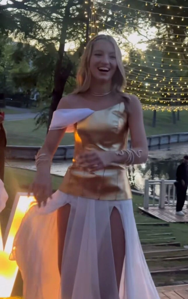 Allegra apostó por un vestido de inspiración griega que combinó sofisticación y modernidad.