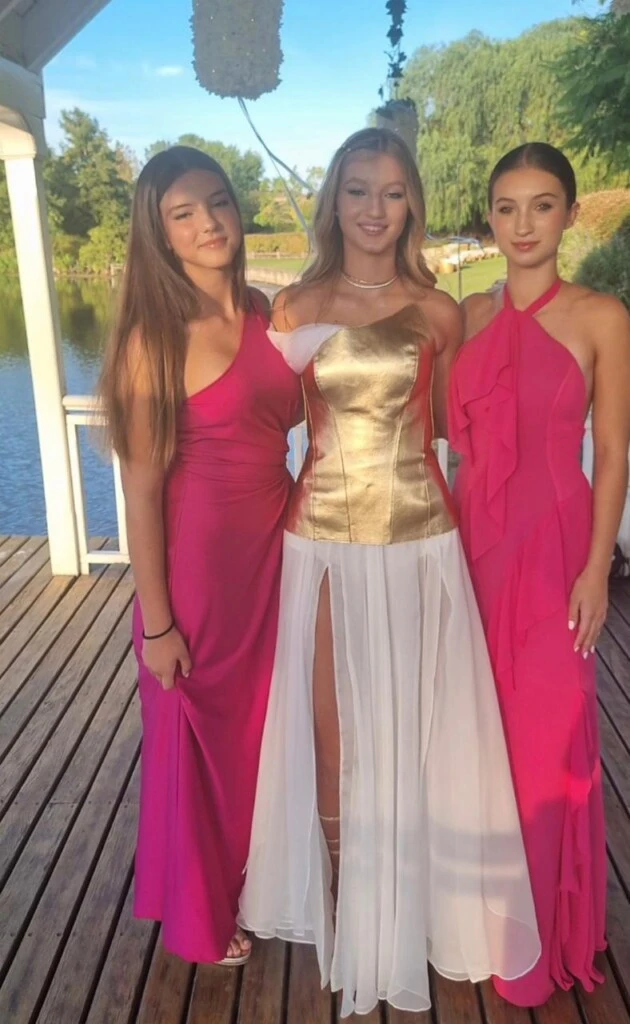 Las hermanas de Allegra eligieron contrastar con la paleta dorada de la cumpleañera y apostaron por el fucsia como color protagonista.