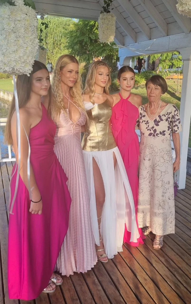 Los sofisticados looks que las hermanas y mamá de Allegra eligieron para su tan esperada fiesta de 15.