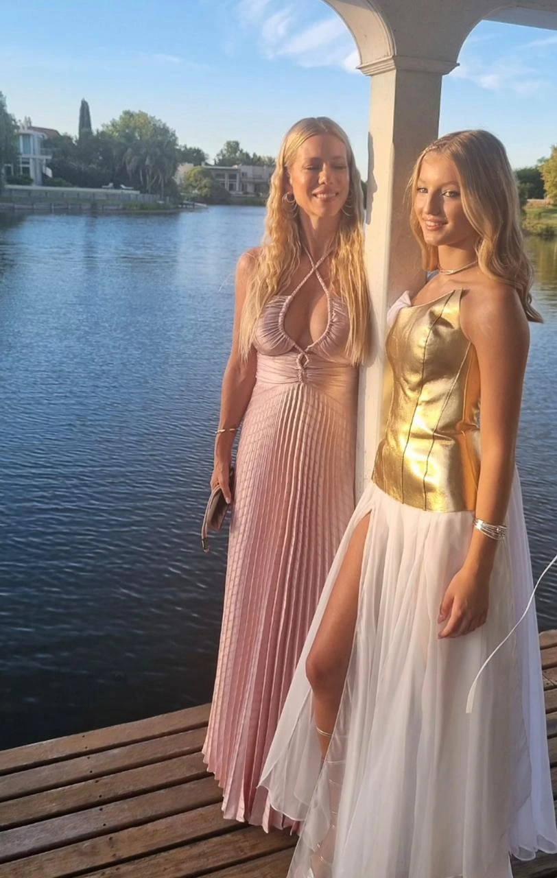 Nicole Neumann también marcó tendencia con un vestido largo en tono rosa viejo.