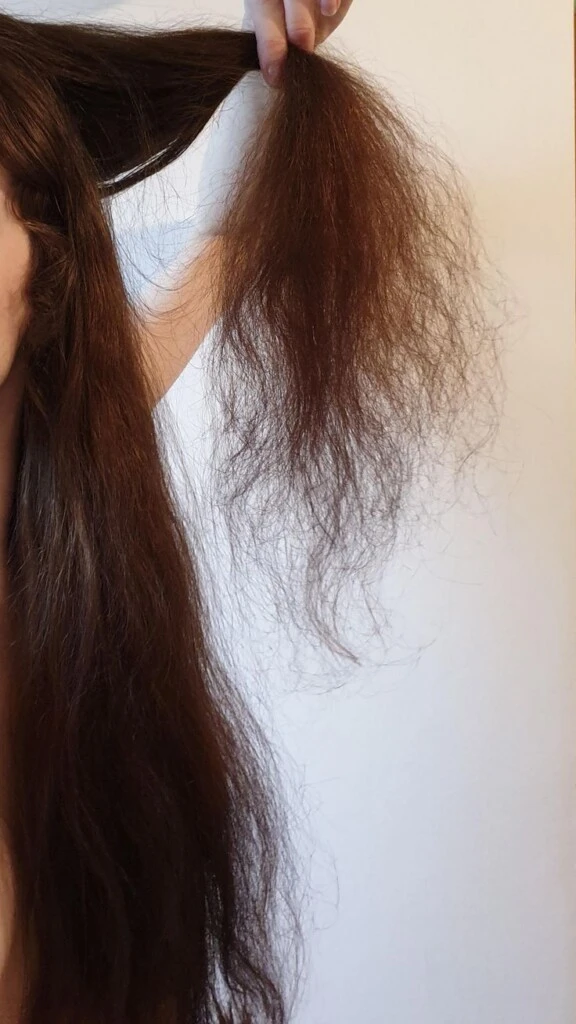 Dormir con el cabello húmedo debilita la fibra capilar y aumenta el riesgo de rotura y encrespamiento debido al roce constante contra la almohada. Foto: Pinterest.