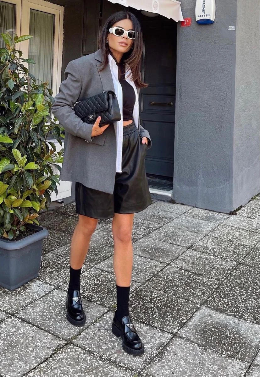 Mocasines con medias: la tendencia que vuelve.