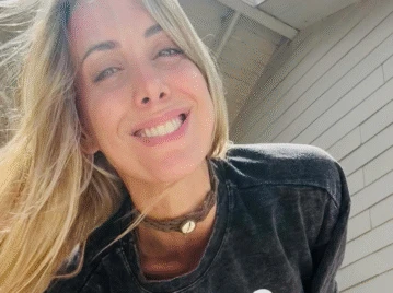 Anita Espasandin confirma con su look una de las tendencias 2026: los flecos, en versión urbana