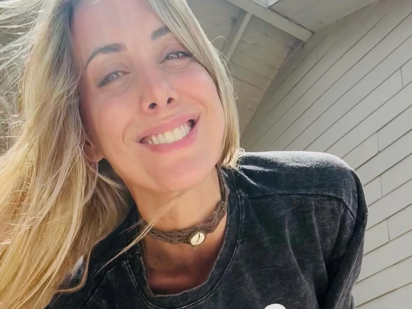 Anita Espasandin confirma con su look una de las tendencias 2026: los flecos, en versión urbana