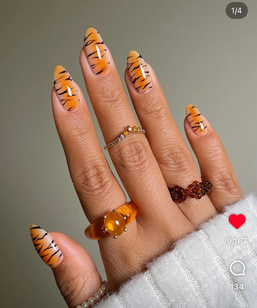 Este nail art expresa fuerza y voz propia.