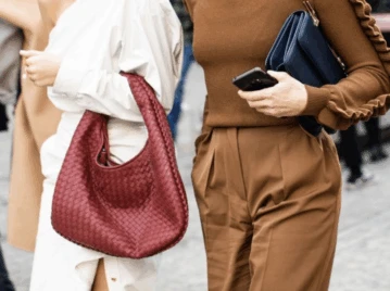 Bolso trenzado: de la pasarela al look urbano con el sello de Bottega Veneta