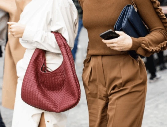 Bolso trenzado: de la pasarela al look urbano con el sello de Bottega Veneta