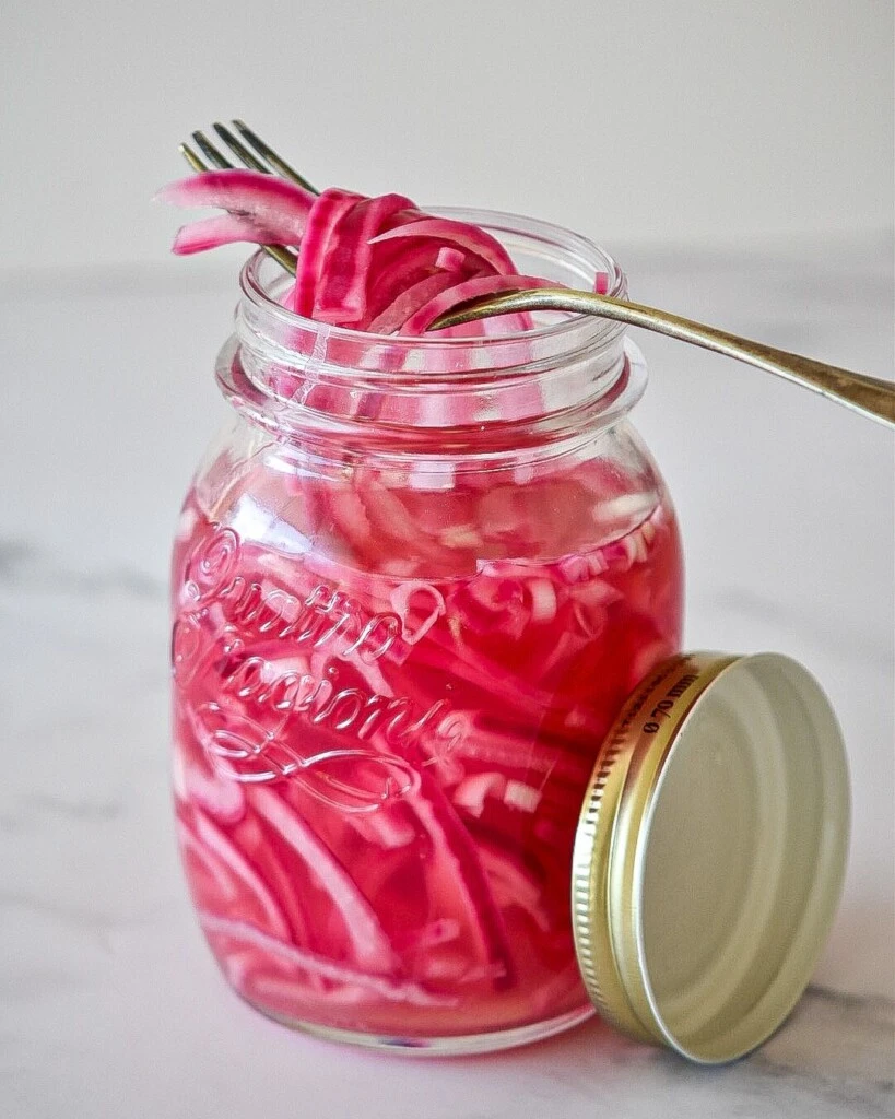 Pickles de cebolla morada: receta práctica para realzar tus platos

