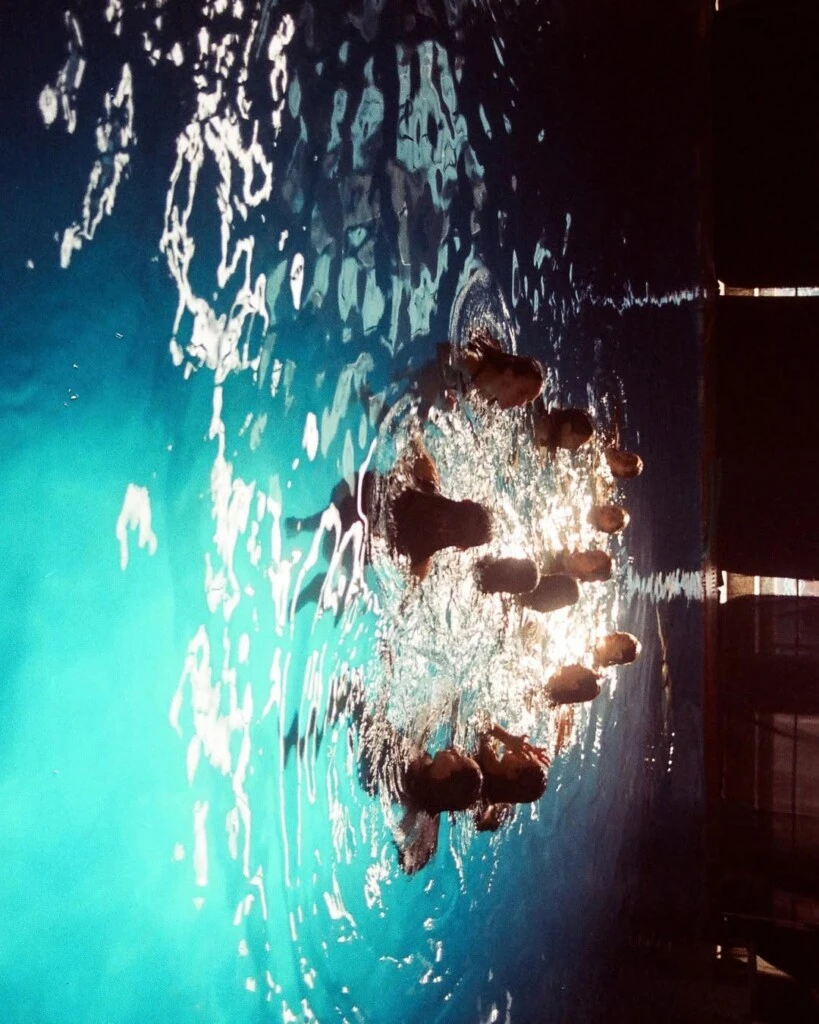 La producción fue compleja: modelos, luces, equipo técnico y una decisión artística que también implicó exigencia física.