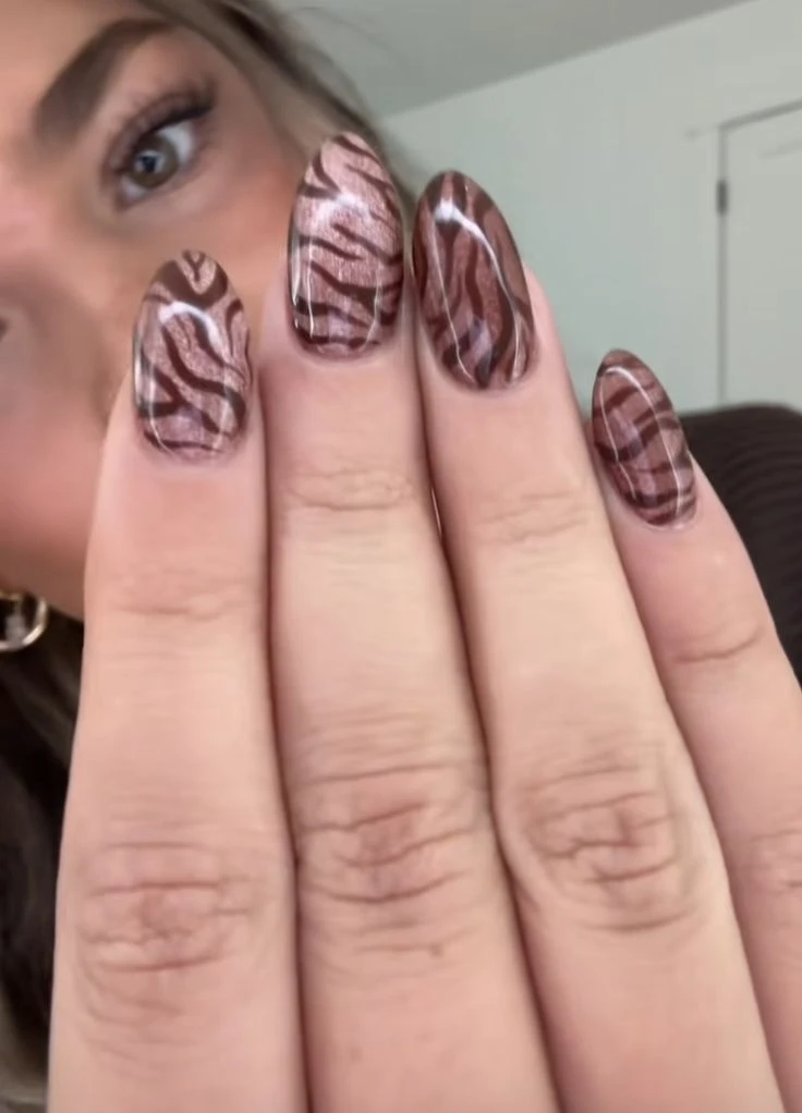 Podés recrear las tiger nails en diferentes versiones.
