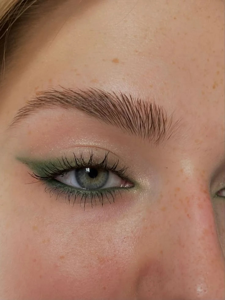 Usar un delineado verde puede potenciar todavía más el color natural de tus ojos. Foto: Pinterest