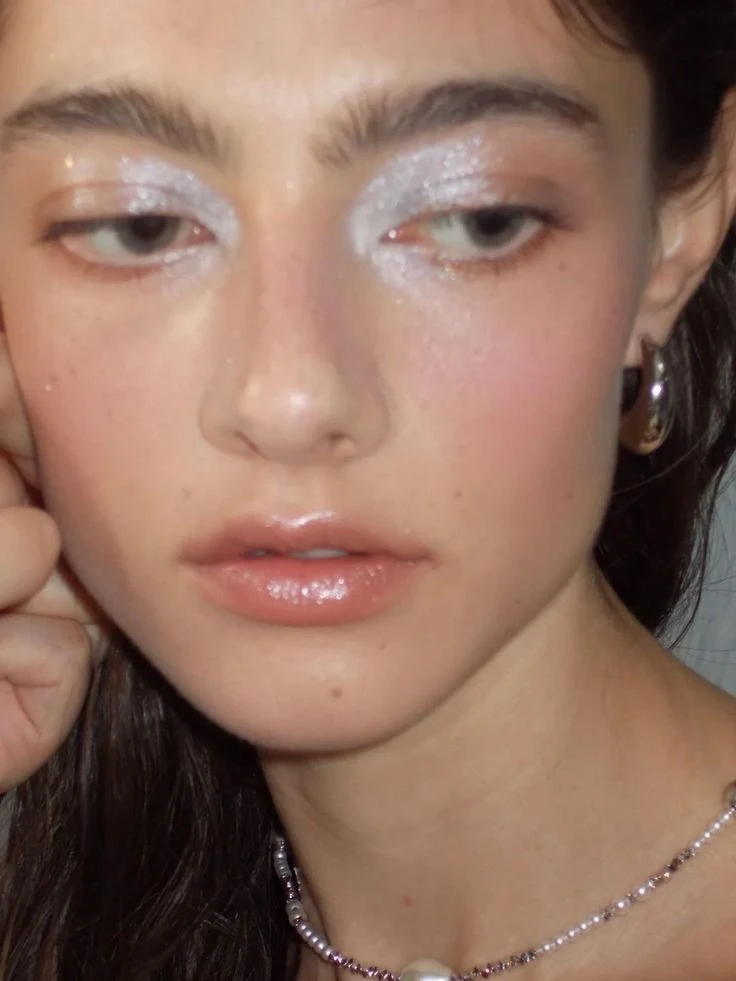 
 Una mirada construida casi exclusivamente con iluminadores puede ser igual de llamativa que un makeup más cargado. Foto: Pinterest