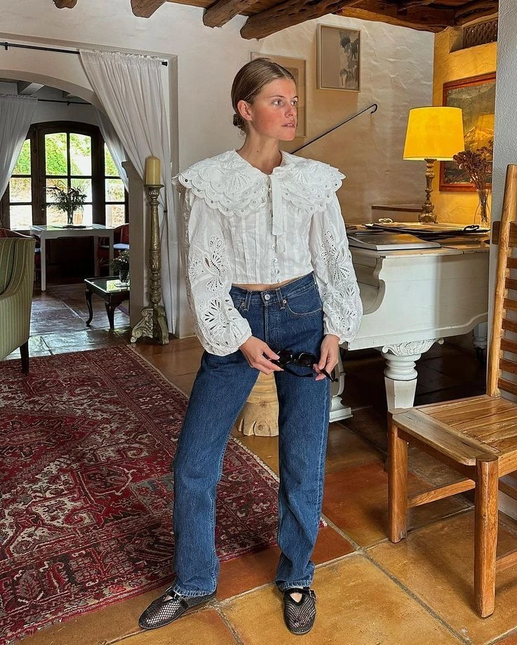 Este detalle convierte un look clásico en uno especial.