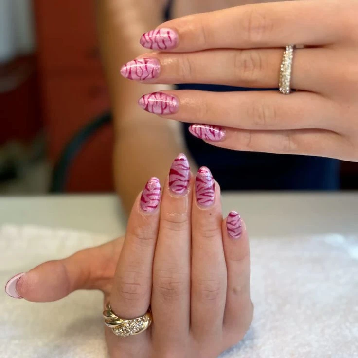 Este nail art es el nuevo animal print que está de moda.