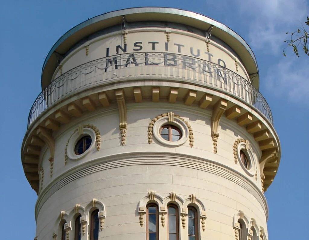 La característica torre de agua del complejo.