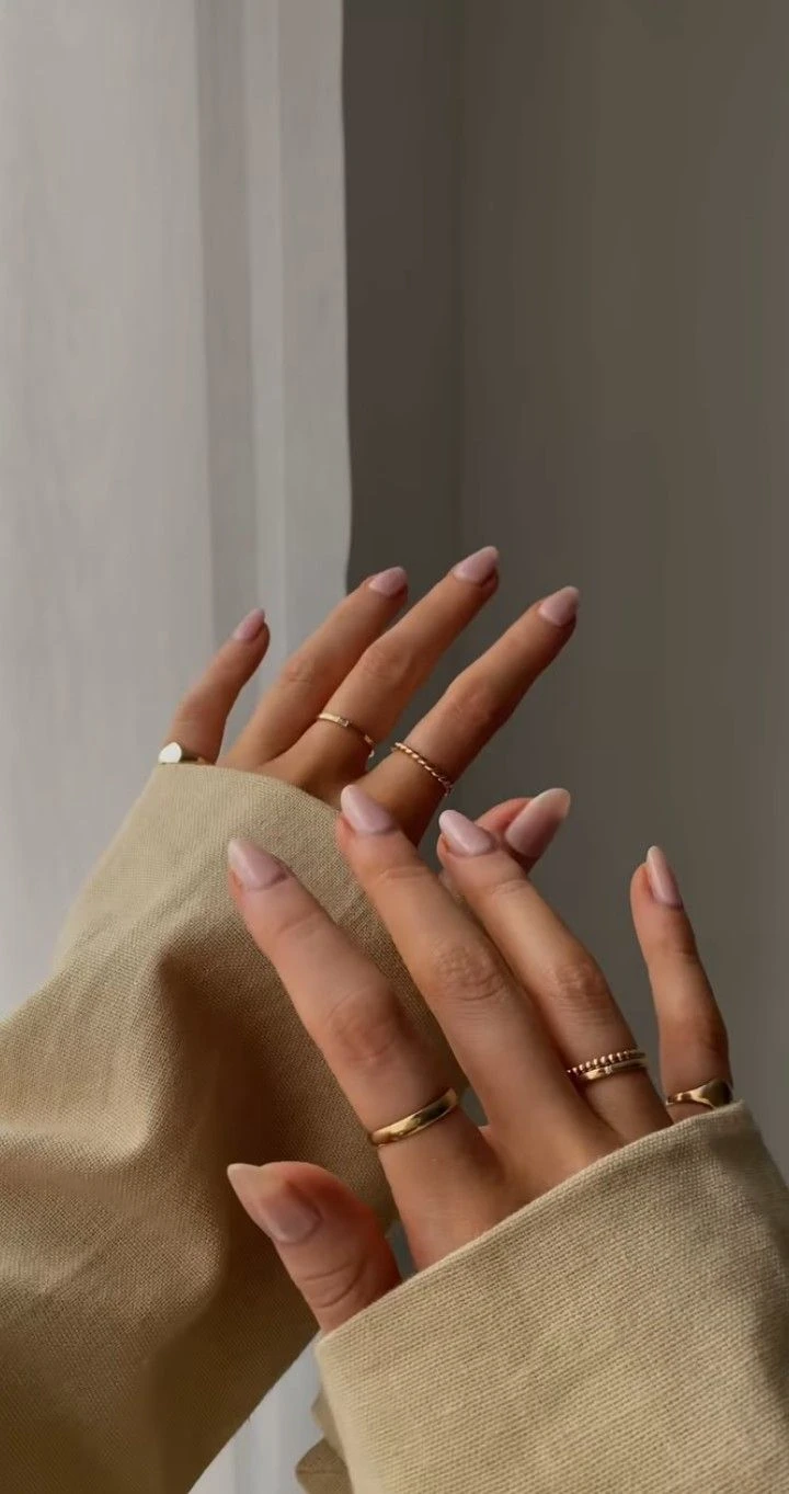 Taffeta nails: cómo llevar la tendencia inspirada en el lujo de las telas que es furor en TikTok