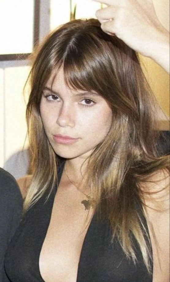 Flequillo noventero: el estilo blunt con volumen que vuelve y redefine el pelo en 2026