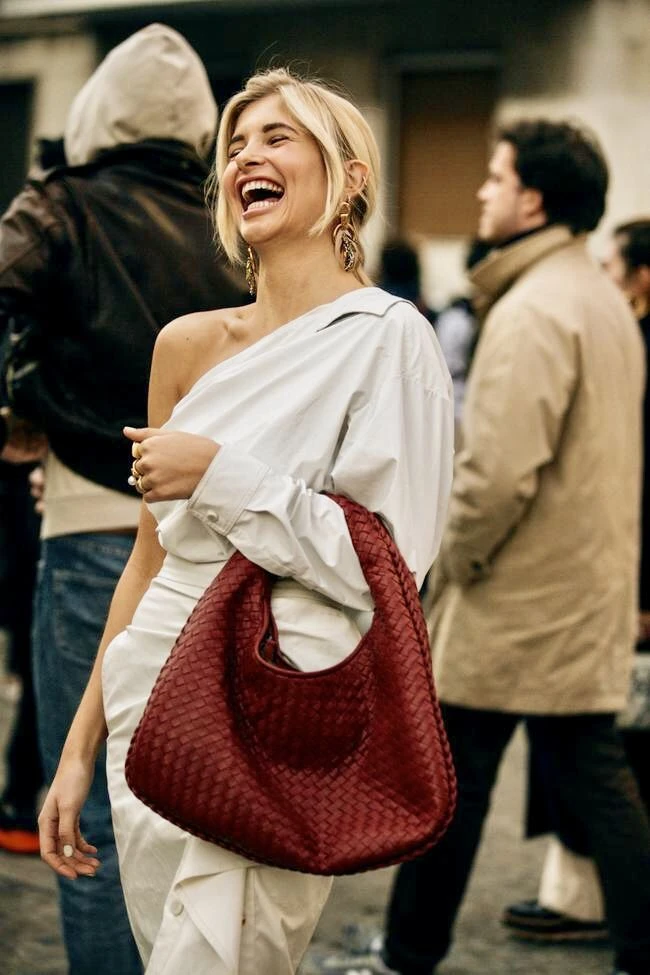 Bolso trenzado: de la pasarela al look urbano con el sello de Bottega Veneta
