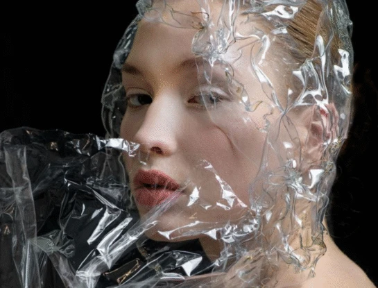 ¿"Plástico que asfixia tu pelo"?: una experta explica qué hacen realmente las siliconas