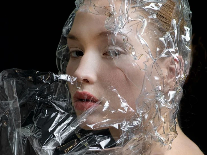 ¿"Plástico que asfixia tu pelo"?: una experta explica qué hacen realmente las siliconas