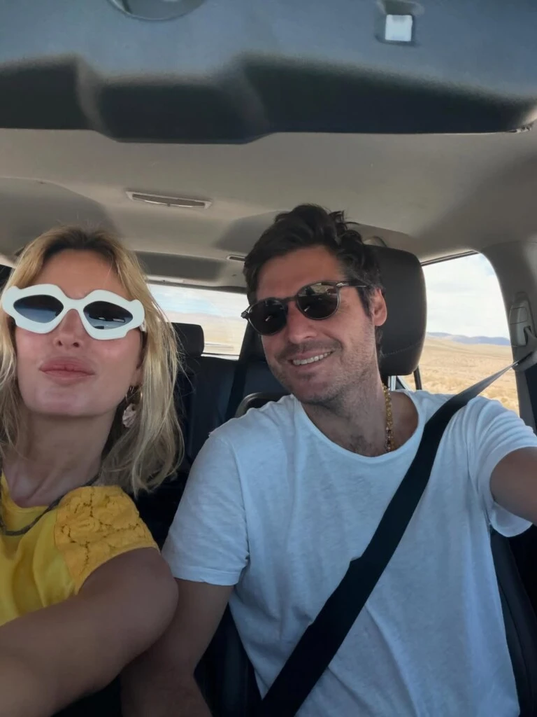 La pareja posó en la ruta con mucha emoción.