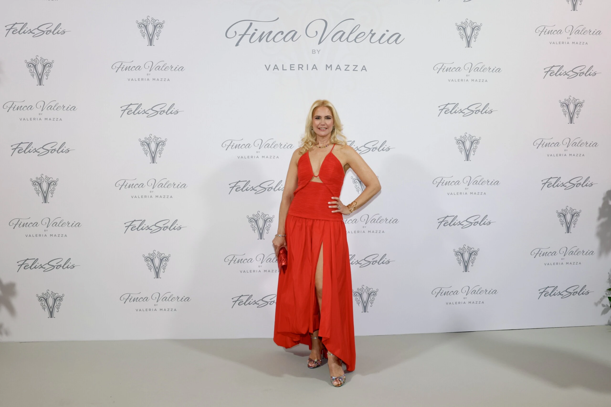 Valeria Mazza deslumbró con un  vestido de color rojo.