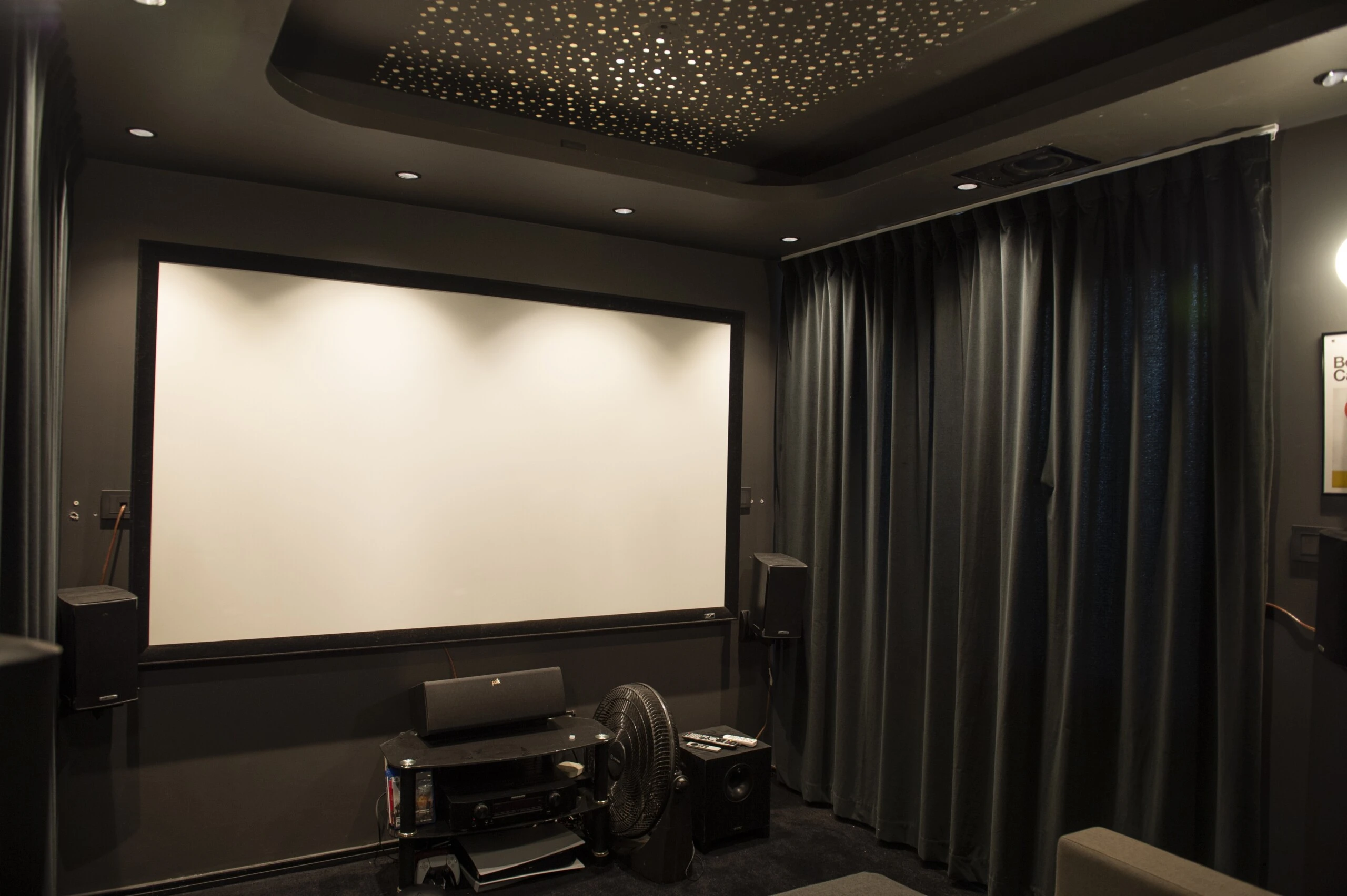 El lado oscuro de la casa: ¡un microcine y refugio de colección y cultura pop!