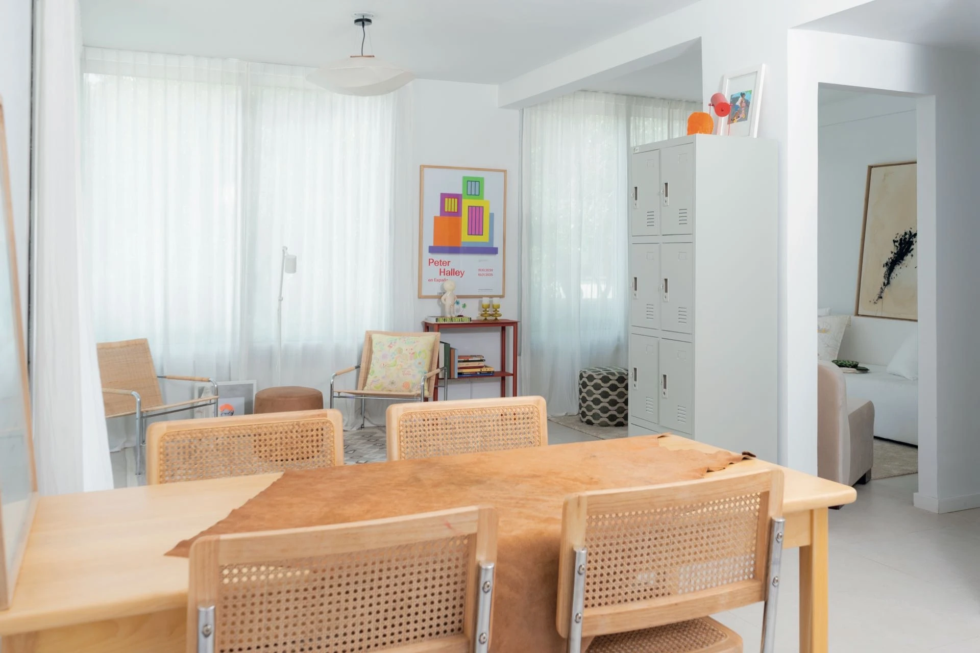 La mesa de comedor de líneas simples está hecha a medida.