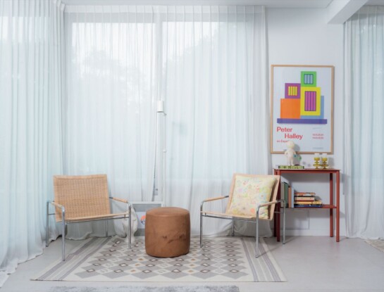 Un departamento combina arte y diseño moderno, toques mid century y espíritu escandinavo  