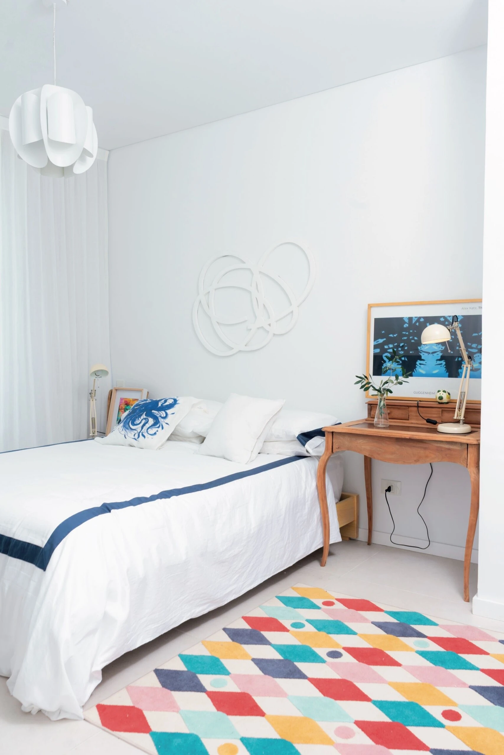 Paleta clara con toques de color en la habitación.