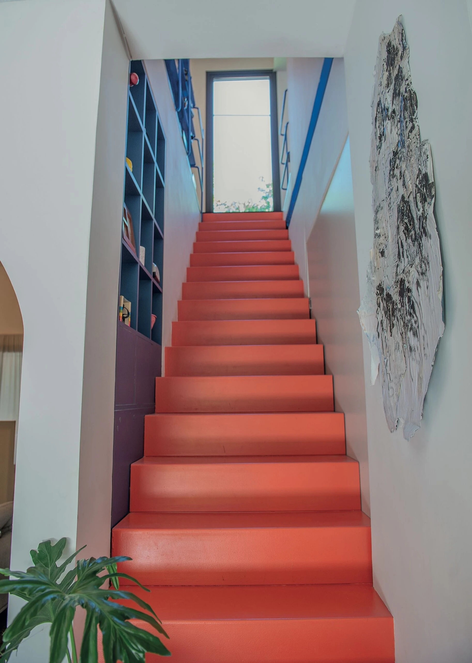 Si hay un elemento que expresa “la filosofía de la casa”, es la escalera. 