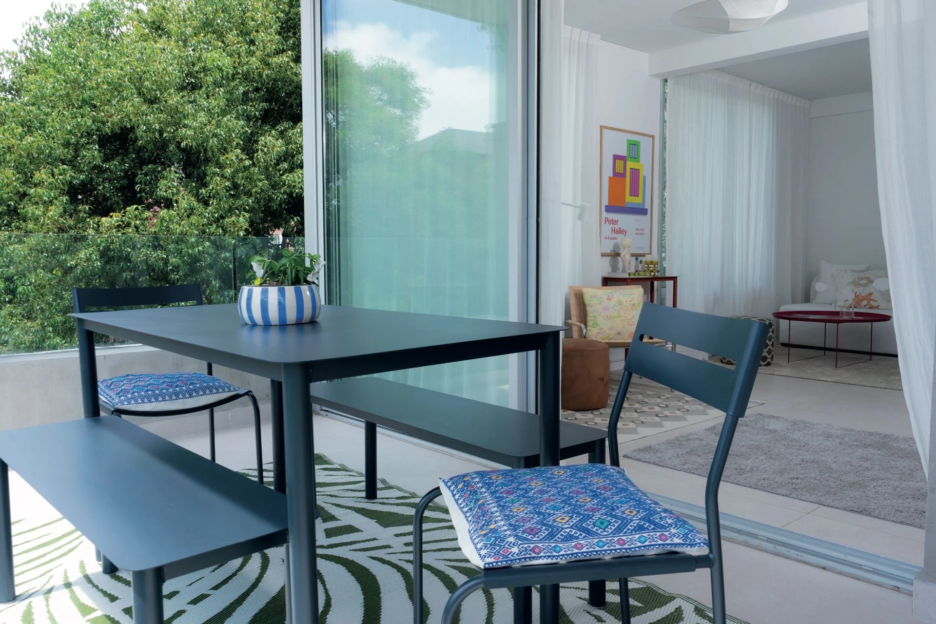 Un comedor exterior funcional en el balcón.