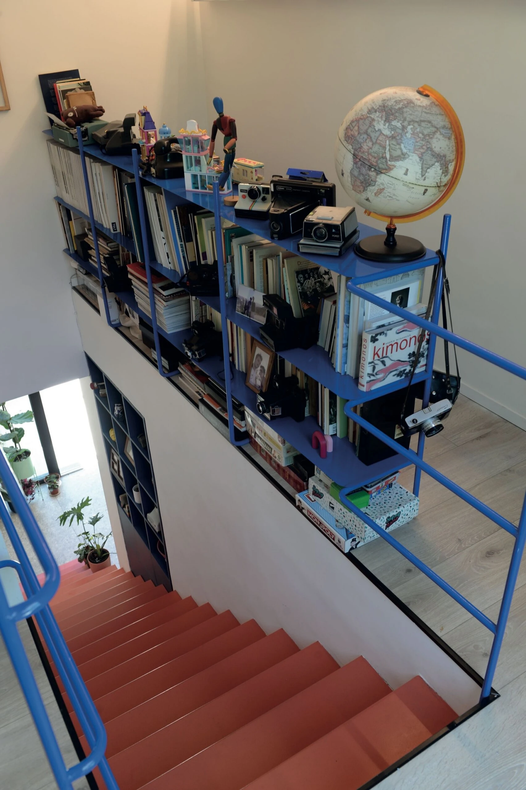 Escalera arriba, fetiches, colecciones y vida de hogar familiar. 