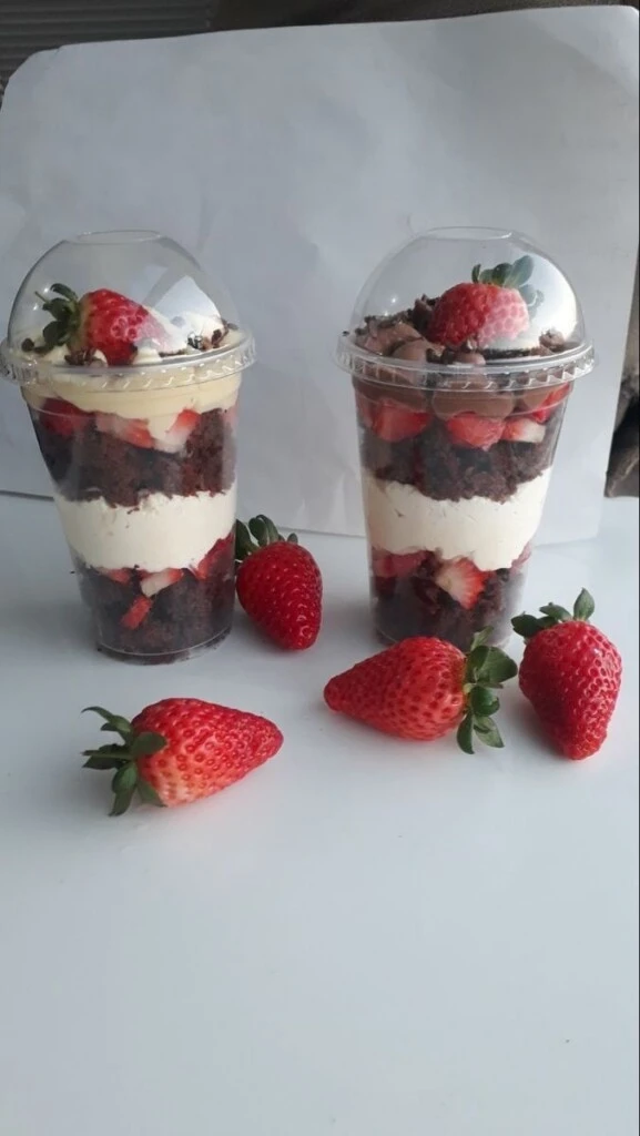 Postre express: la receta de las frutillas con crema y chocolate listas en minutos