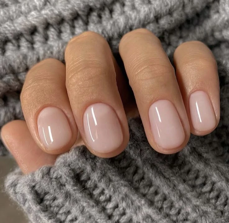 Uñas de jabón: el estilo minimalista que aman las famosas y arrasa en redes
