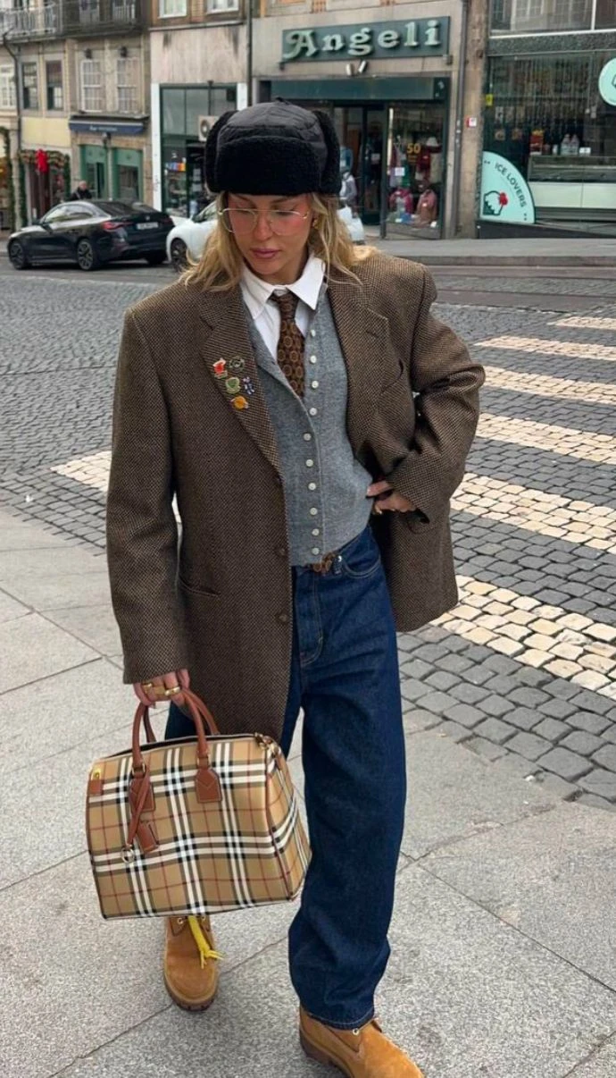 Un blazer de estética sastrera se transforma con pequeños prendedores que aportan color, narrativa y personalidad. 