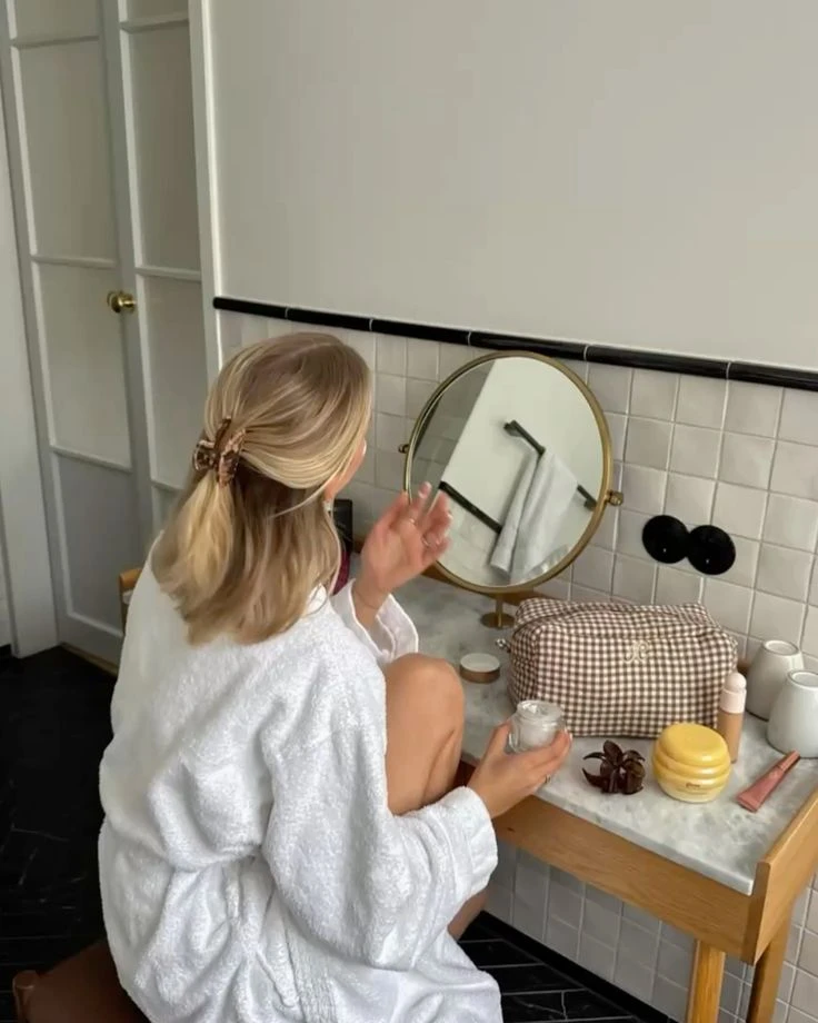 Cuando saturás la piel, los productos no terminan de asentarse correctamente. Esto puede provocar que la base se levante, se formen pelotitas o que el resultado final se vea recargado.