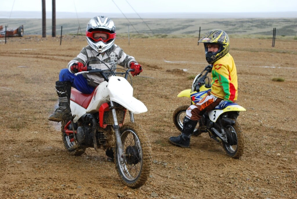 Sus hijos, Jack y Juan, practicando motocross en Malvinas