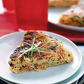 Cómo hacer fideos fritos crocantes: la receta fácil tipo torta crocante por fuera y cremosa por dentro

