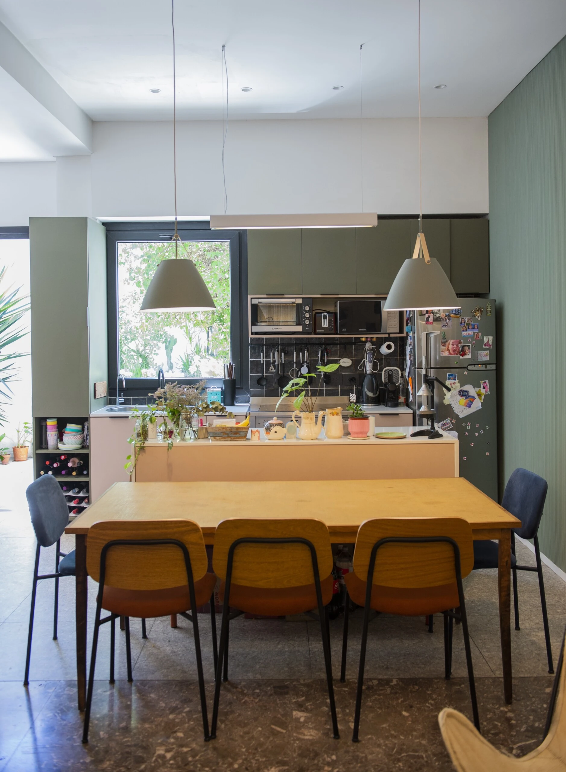 El comedor y la cocina, integrados en continuidad y sin uniformidad. 