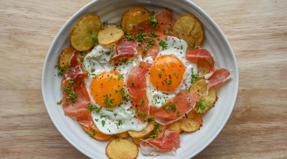 Revuelto de papa con huevo y cebolla: receta fácil y económica que siempre sale bien

