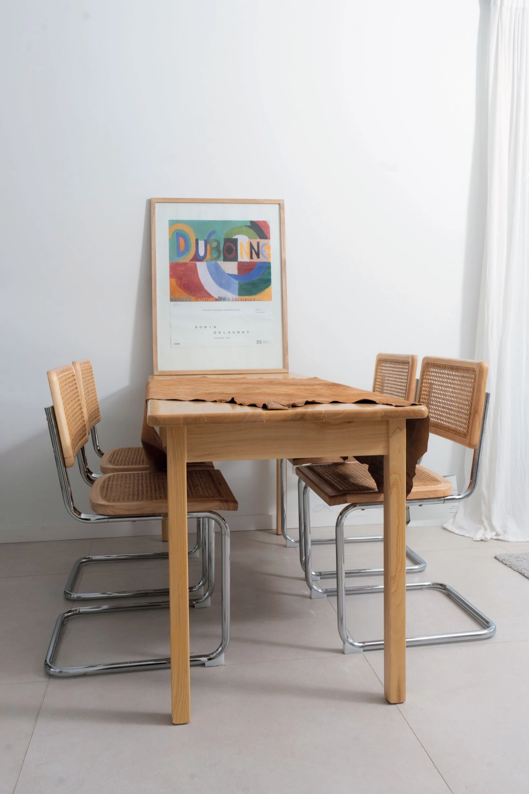 Madera, cuero y metal en la mesa del comedor.