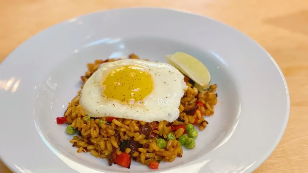Arroz salteado con huevo y cebolla: una receta práctica, rendidora e ideal para la vianda del cole

